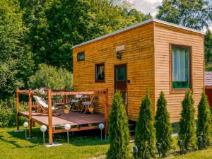 Užijte si malý kousek ráje v plně vybaveném domečku s terasou, ohništěm i snídaní v piknikovém koši