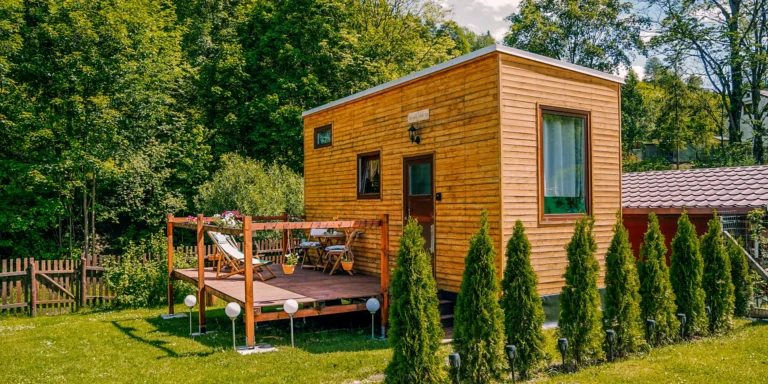 Užijte si malý kousek ráje v plně vybaveném domečku s terasou, ohništěm i snídaní v piknikovém koši