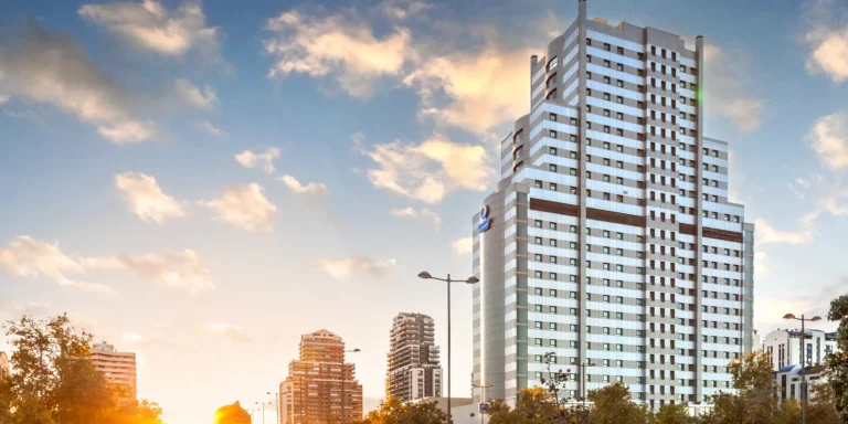 3* hotel ve Valencii: bufetové snídaně a venkovní bazén, 3 km od historického centra