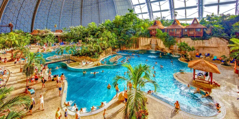Pobyt přímo v Tropical Islands s neomezeným vstupem do vodního areálu i možností saun