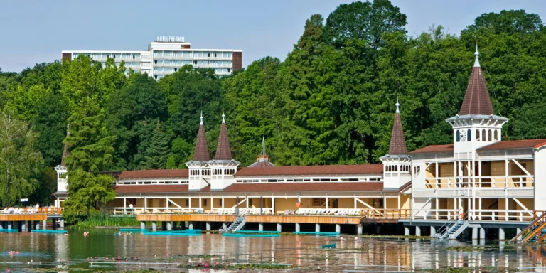 Krásný resort 5 minut od termálů Hévíz s polopenzí a neomezeným wellness