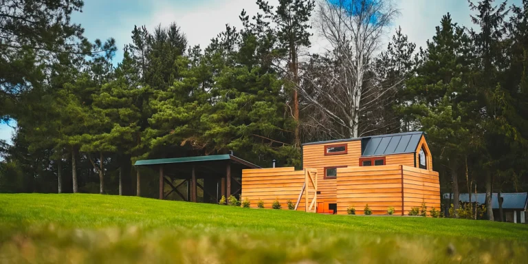 Romantický pobyt ve vybaveném tiny house na východu Čech s koupacím sudem