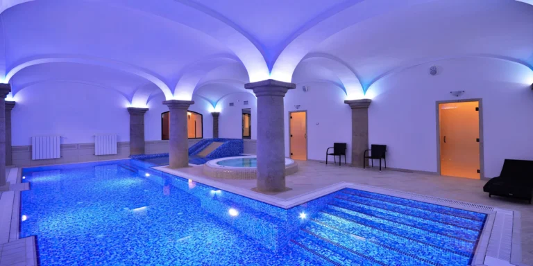 Krásný hotel u pivovaru Klášter: wellness, večeře při svíčkách i možnost masáže či pivní lázně