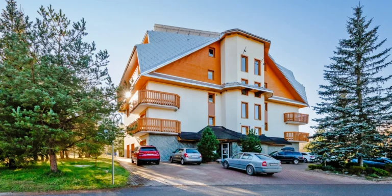 Pobyt v penzionu na Oravě s venkovním mini wellness a snídaní: v okolí hory i termální prameny