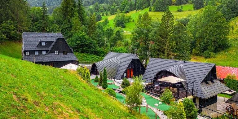 Pobyt v útulných dřevěnicích v Malé Fatře: neomezený wellness, golf i strava