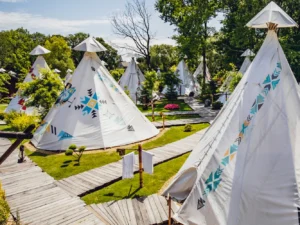 Netradiční ubytování se snídaní, jako vystřižené z Divokého západu: domek na vodě, týpí a další, blízko Energylandie