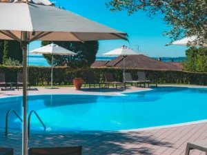 Lago di Garda: 4* hotel s bazénem a panoramatickou terasou hned u jezera, strava v ceně