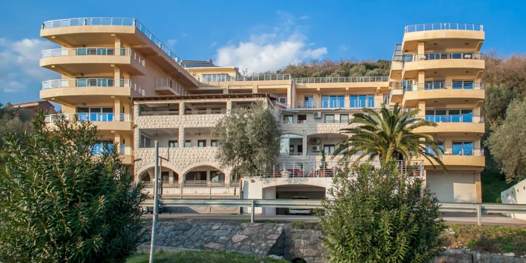 Černá Hora – Sveti Stefan: plně vybavené apartmány až pro 6 osob jen kousek od moře