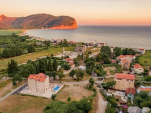 Luxusní apartmány v Petrovaci: venkovní bazén, skvělá poloha kousek od pláže
