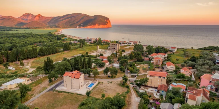 Luxusní apartmány v Petrovaci: venkovní bazén, skvělá poloha kousek od pláže