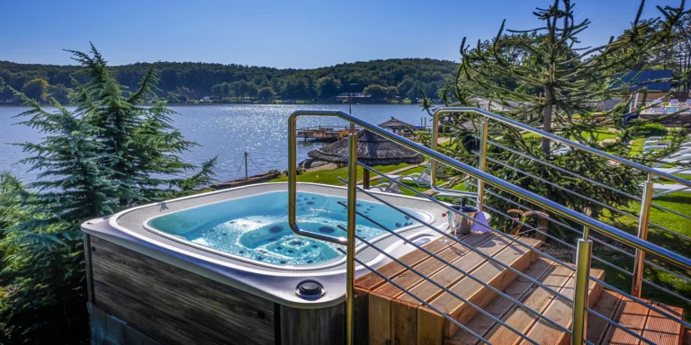 Pobyt u Vinianského jezera: polopenze, vnitřní wellness i wellness pod hvězdami