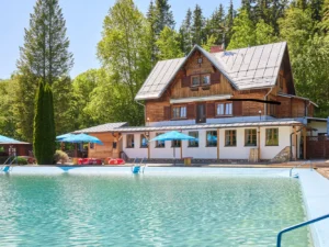 Krásný resort u lesní plovárny v Mladých Bukách na úpatí Krkonoš: koupání, turistika i lyžování na dosah