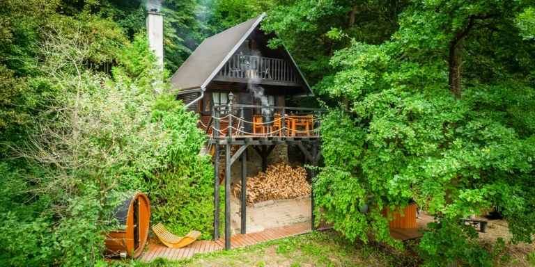 Pobyt v malebné lesní wellness chatě jen 7 km od Litomyšle: sauna, vířivka i zapůjčení lodičky