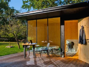 Minimalistický tiny house uprostřed přírody: soukromá sauna i grilovací stůl