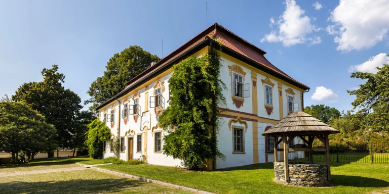 Pohádkový pobyt v barokním zámečku pro pár i rodinu, parkování zdarma