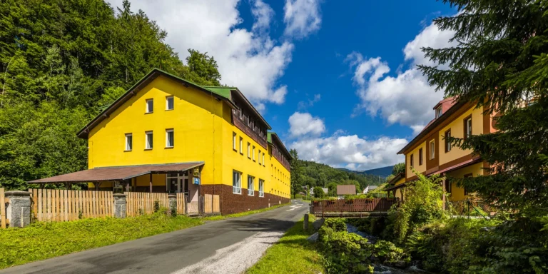 Dovolená v Krkonoších: hotel se stravou blízko skiareálu a turistických tras