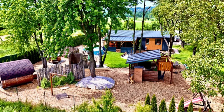 Luxusní glamping na východu Čech: sauna, venkovní vířivka i vyžití pro děti