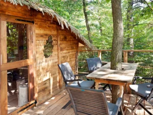 Romantický treehouse na Sázavě: plný minibar, možnost snídaně a božský výhled
