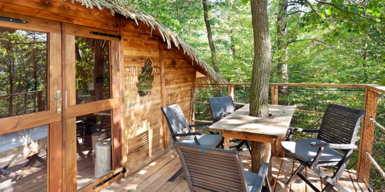 Romantický treehouse na Sázavě: plný minibar, možnost snídaně a božský výhled
