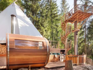 Relax v Posázaví: luxusní teepee se saunou, koupacím sudem i možností snídaně