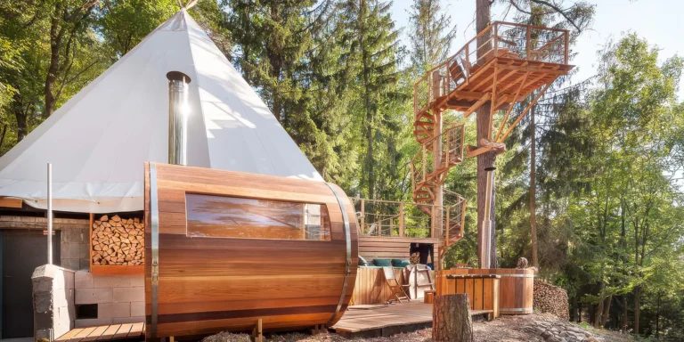 Relax v Posázaví: luxusní teepee se saunou, koupacím sudem i možností snídaně