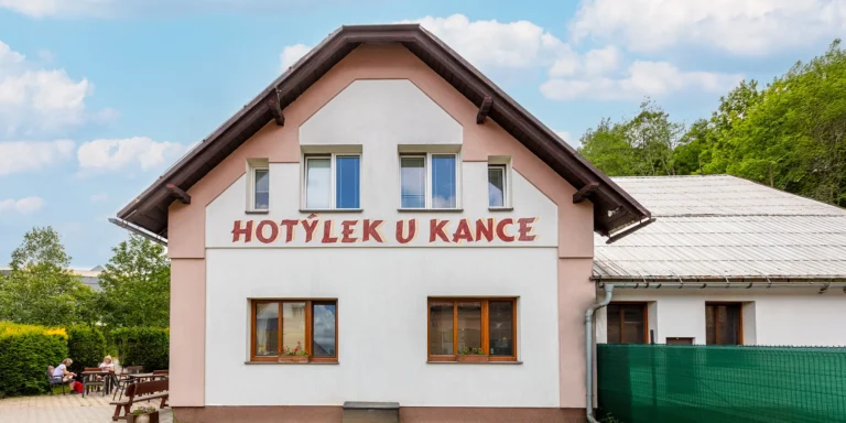 Pobyt v Lipové-Lázních: snídaně či polopenze, trekové hole a pivo Kanec