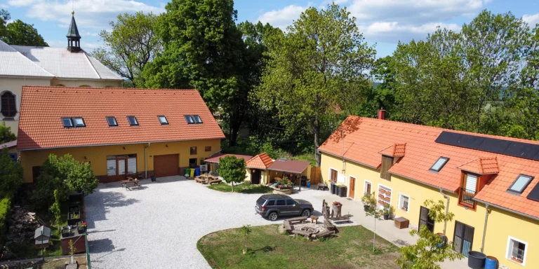 Pobyt na statku pod Brdy: vybavené apartmány až pro 5 osob i vyjížďka na koních