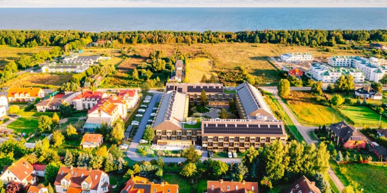 Luxusní dovolená 7 km od Kolobřehu: wellness resort se snídaní nebo polopenzí, vyžití pro děti