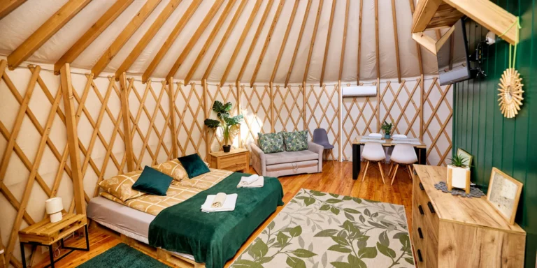 Havaj nebo africké safari v polském glampu: luxusní jurty pro 5 osob s kuchyní a privátní vířivkou