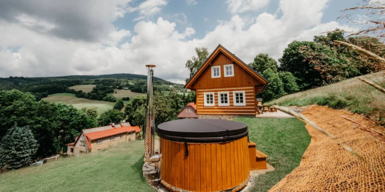 Nová roubenka vč. vířivky na Benecku s výhledem na Krkonoše až pro 8 osob