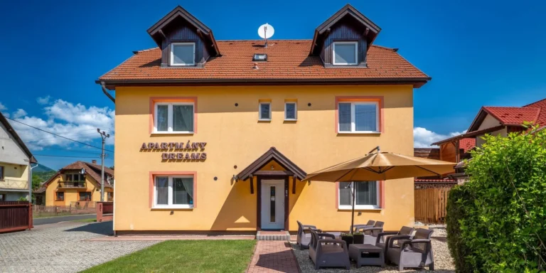 Rodinný pobyt v apartmánovém domě v Bešeňové: altán, gril, dětské hřiště i aquapark Bešeňová na dosah