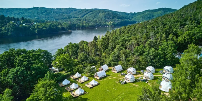 Glamping na Slapech: luxusní stany pro dva i celou rodinu, krásná lokalita přímo u přehrady