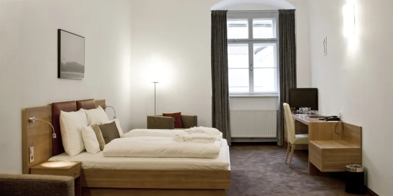 Hotel v klášteře ze 17. století s výhledem na Dunaj: snídaně či polopenze a wellness, děti zdarma