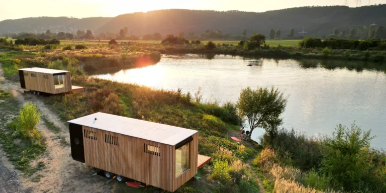 Přírodní areál u koupacího jezera 15 km od centra Prahy: posed, tiny house či chata i se snídaní