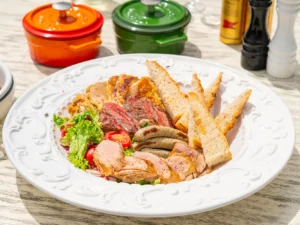 Vstup na Žižkovskou věž a mix grill talíř v restauraci Miminoo pro 2 osoby