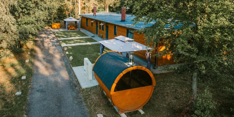 Spaní na peci a relax v sauně i koupacím sudu: luxusní apartmány uprostřed lesů v Jeseníkách