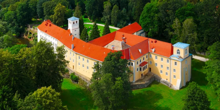 Romantika na polském zámku, 13 km od hranic: neomezený vstup do wellness, snídaně či polopenze