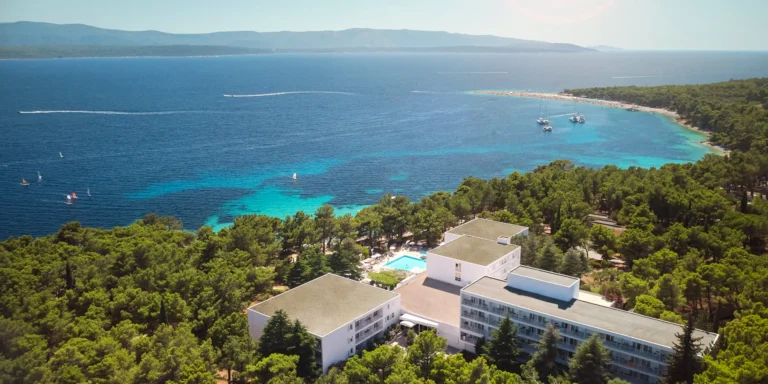 4* hotel na chorvatském ostrově Brač: snídaně či polopenze i venkovní bazén