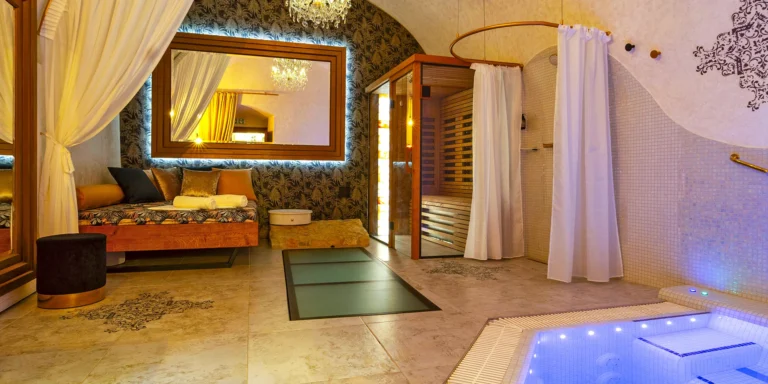 Pobyt ve 4* hotelu ve Slaném: snídaně, slavnostní večeře s vínem i wellness