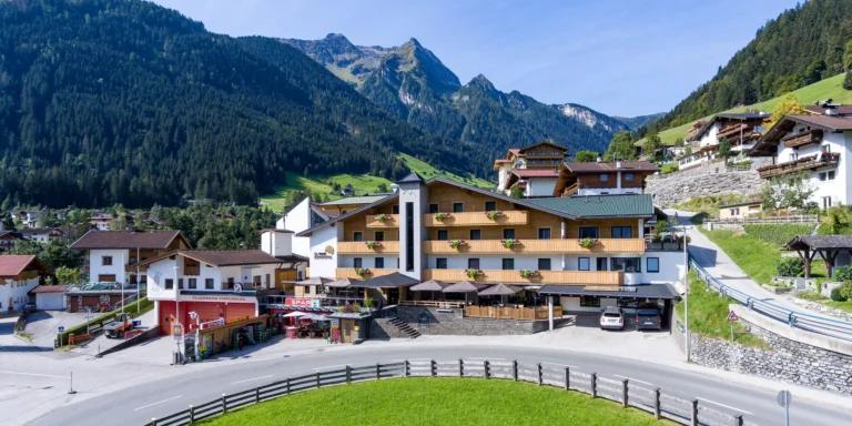 Dovolená v rakouském údolí Zillertal: horský hotel s polopenzí a saunovým světem
