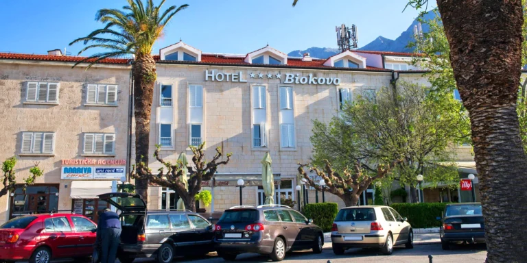 Makarská riviéra: 4* hotel se snídaní, polopenzí či plnou penzí, 3 minuty od pláže
