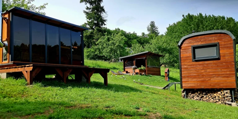 Netradiční ubytování v luxusně vybaveném včelíně s apiterapií: finská sauna, možnost rybolovu, minibar