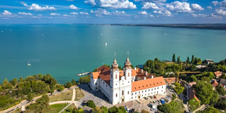 Třídenní víkendový zájezd k Balatonu: hotel, polopenze a bohatý program