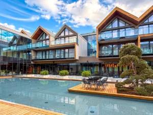 5* hotel a krásné vilky v polských Krkonoších: snídaně nebo polopenze i vstup do wellness s termální vodou