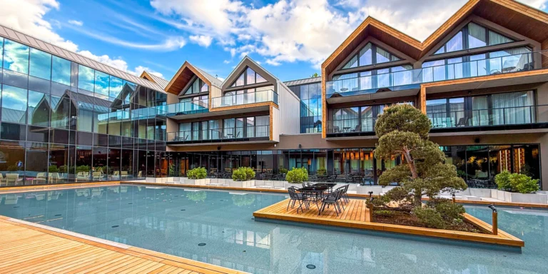 5* hotel a krásné vilky v polských Krkonoších: snídaně nebo polopenze i vstup do wellness s termální vodou