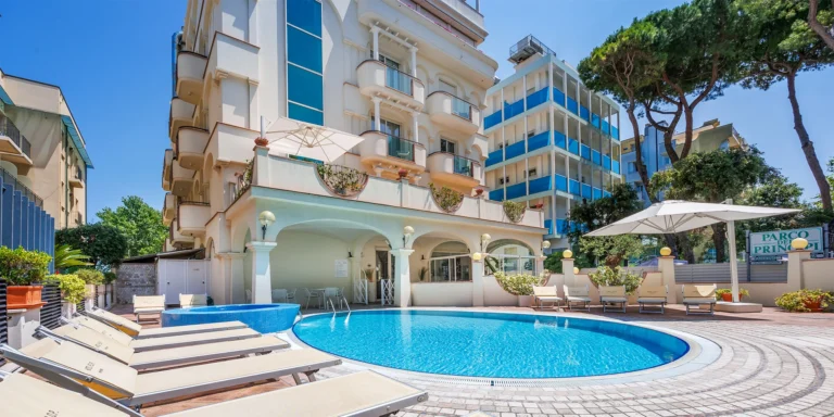 Rodinná dovolená v Rimini: 4* hotel se snídaní, bazénem a vířivkou, přímo u pláže