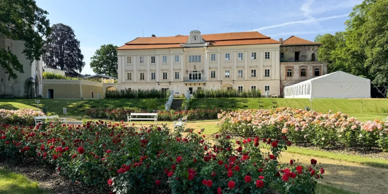Pobyt na zámku Bystřice nad Úhlavou: vybavené apartmány až pro 8 osob