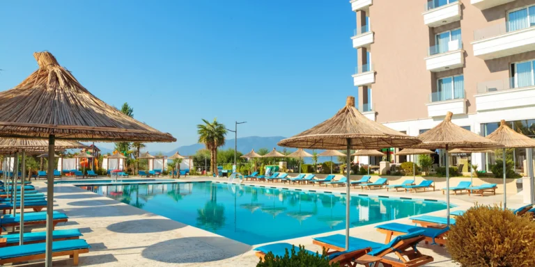Pohoda v Albánii přímo u moře: 4* hotel s venkovním bazénem, snídaně či polopenze