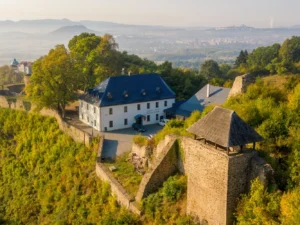 Ubytování se snídaní na hradě Krupka: pokoje až pro 4 osoby, vstupy do památek i na lanovku