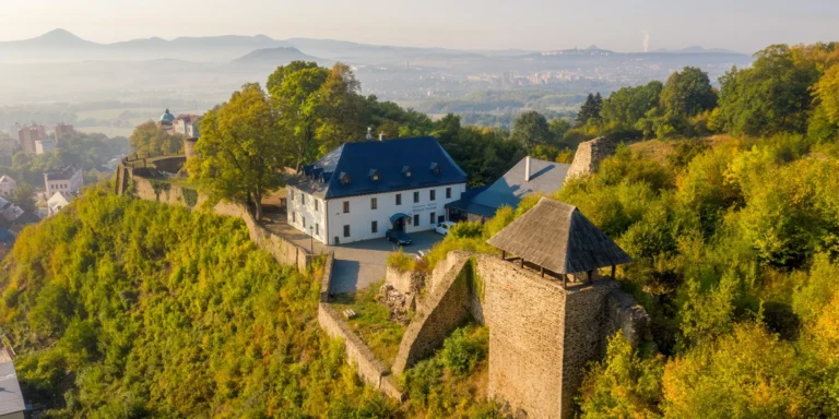 Ubytování se snídaní na hradě Krupka: pokoje až pro 4 osoby, vstupy do památek i na lanovku